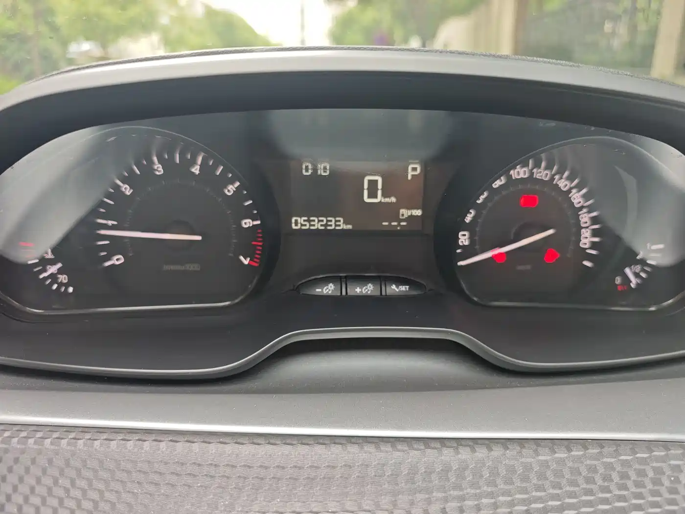 Peugeot 2008 2015 1.6L Automatic Cool Edition фото 23