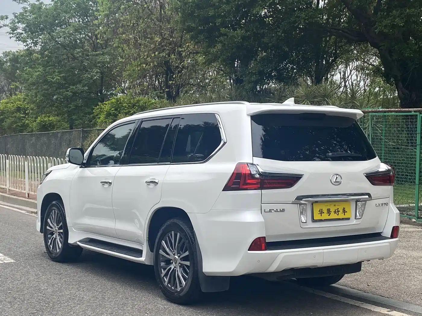 Lexus LX 2016 570 Dynamic Luxury Edition фото 4