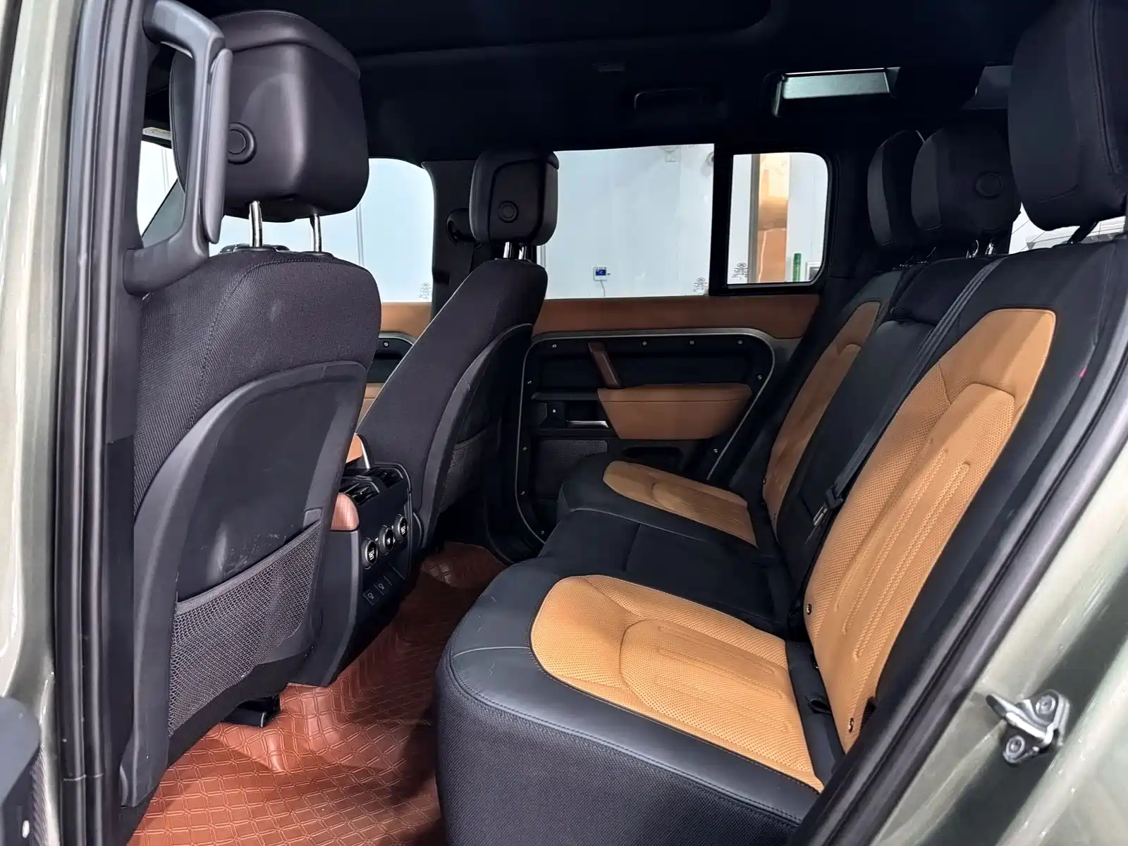 Photo 9 - Land Rover Defender