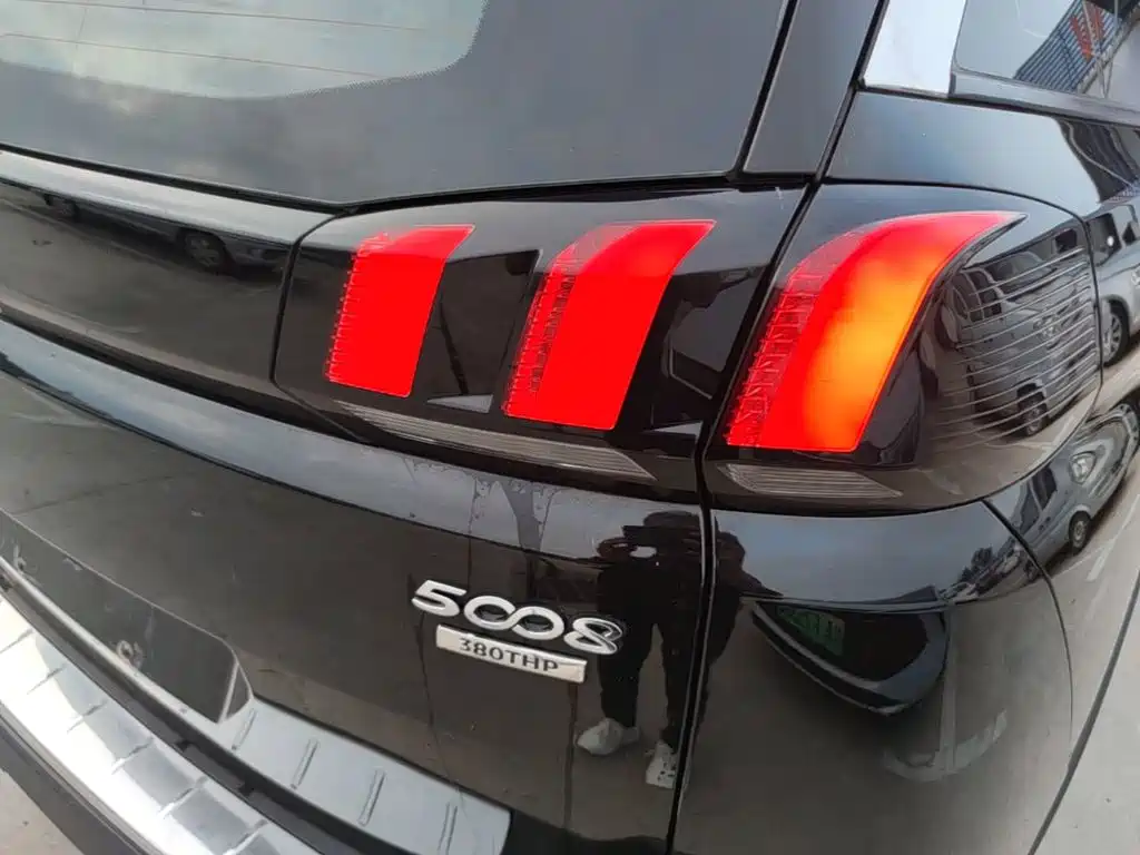 Photo 8 - Peugeot 5008