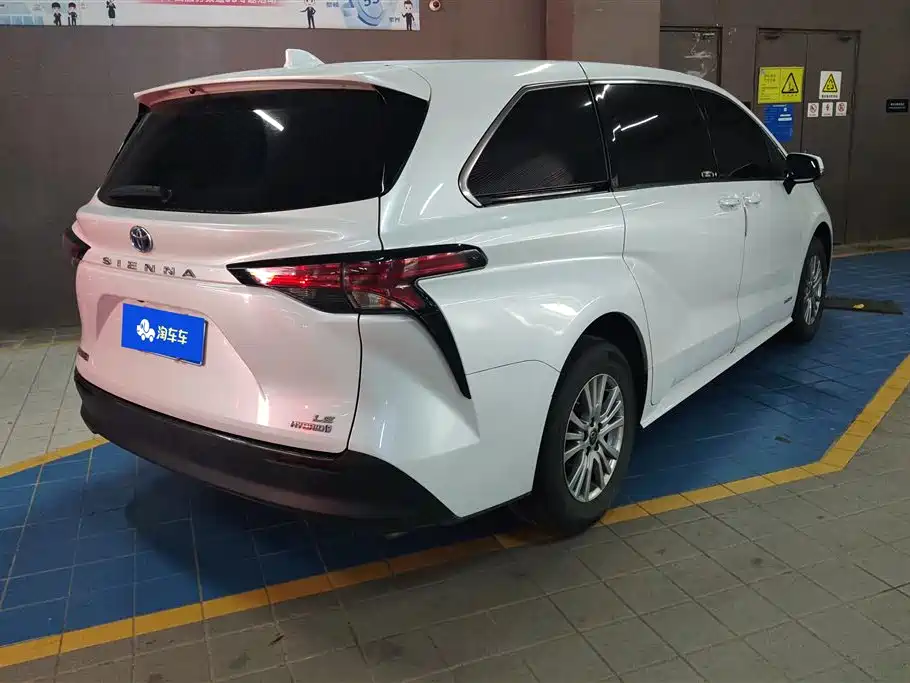 Toyota Sienna 2023 2.5L Hybrid Comfort Edition фото 3
