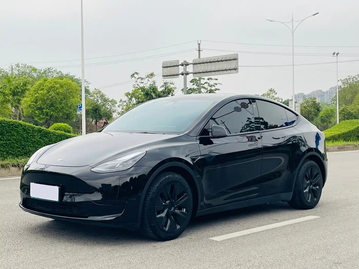 TESLA MODEL Y