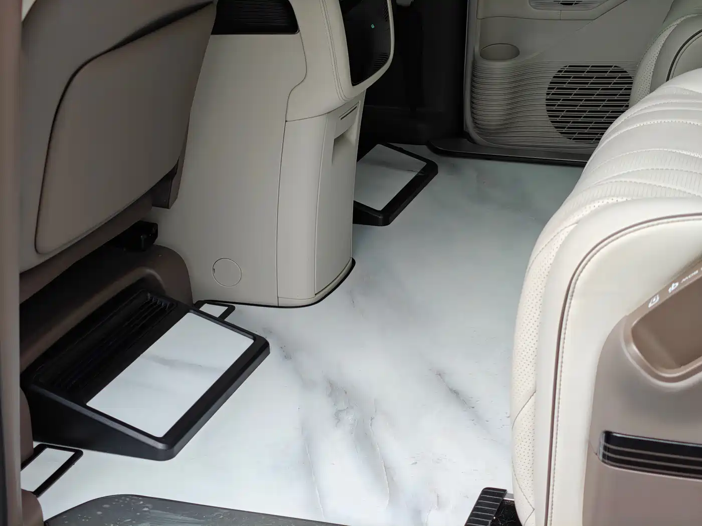 Denza D9 2022 DM-i 970 AWD Flagship фото 17