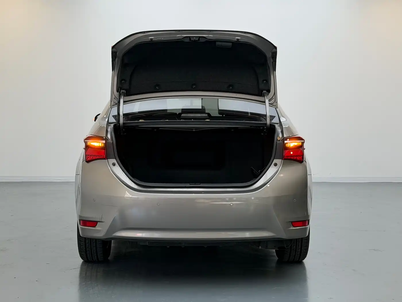 Toyota Corolla 2016 Dual Hybrid 1.8L E-CVT Elite Edition фото 18