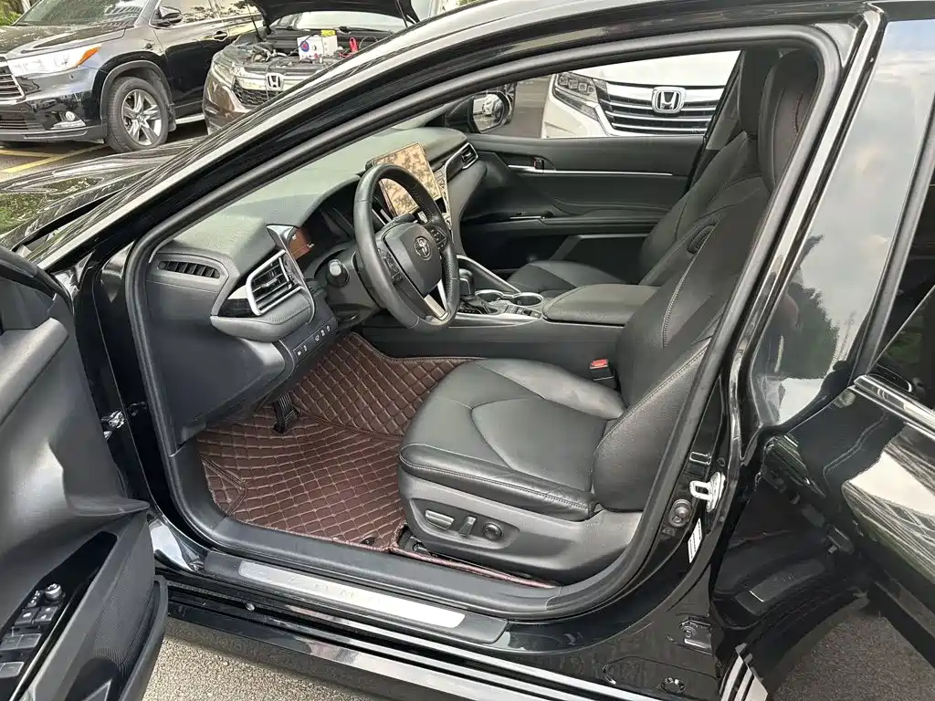 Фото 7 - Toyota Camry