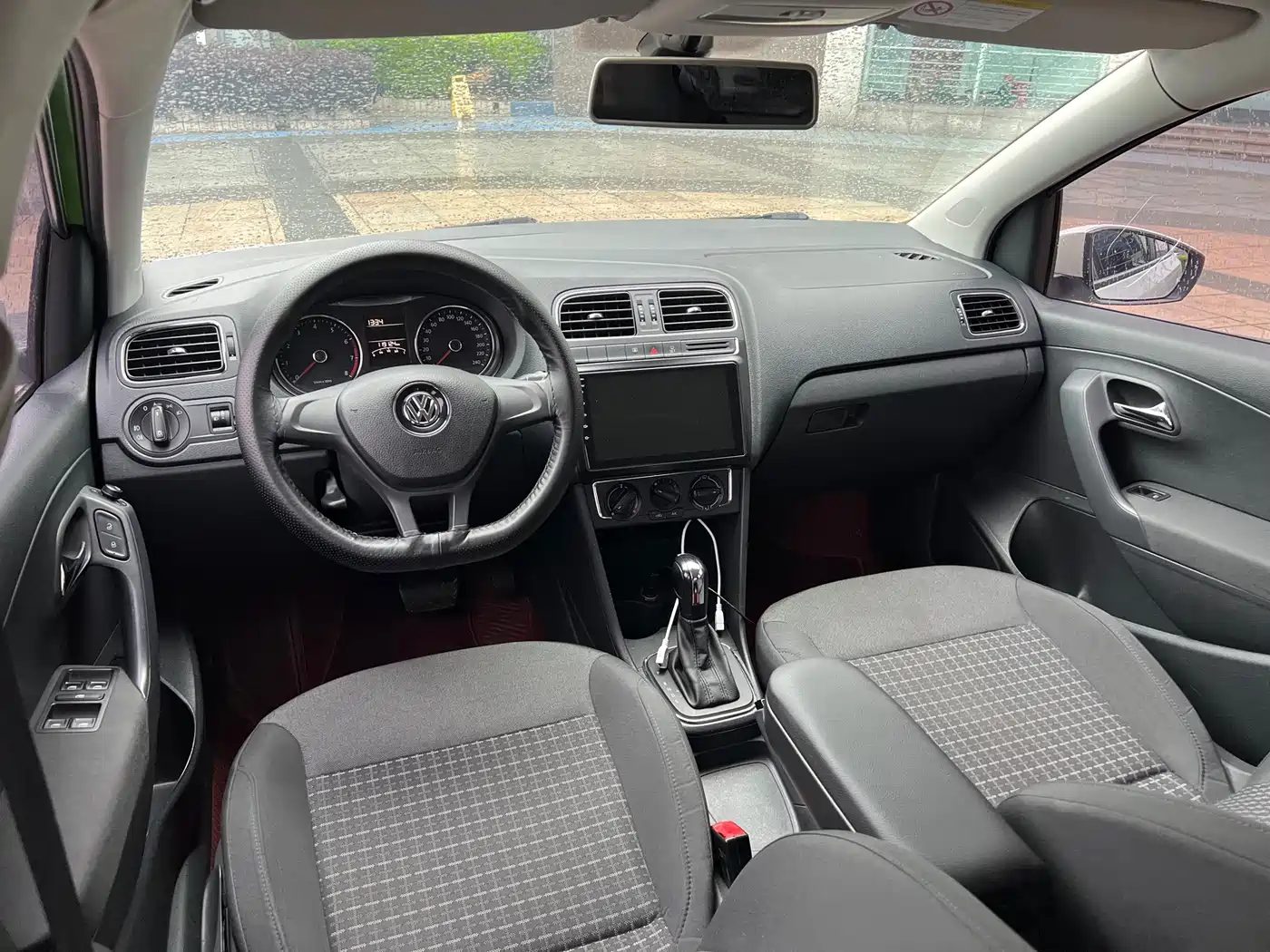Volkswagen Polo 2014 1.6L Automatic Comfort Edition фото 11