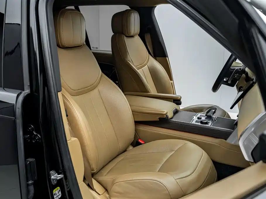 Land Rover Range Rover 2023 3.0 L6 360PS Golden Age Edition фото 9
