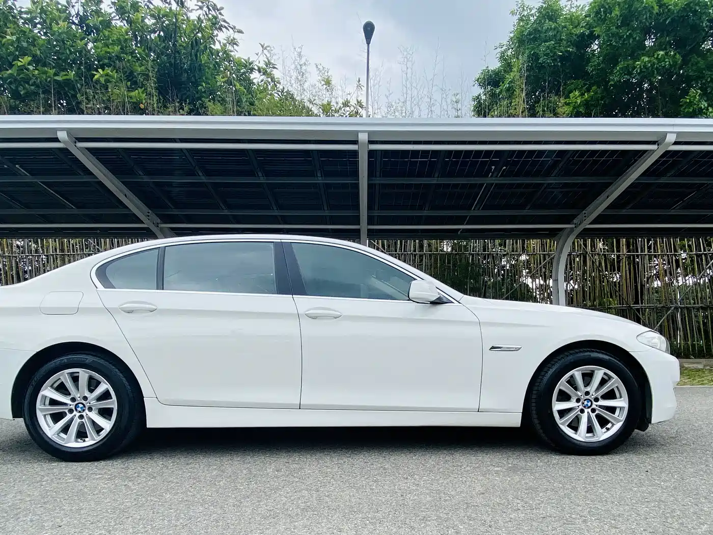 BMW 5 Series 2011 523Li Leading фото 4