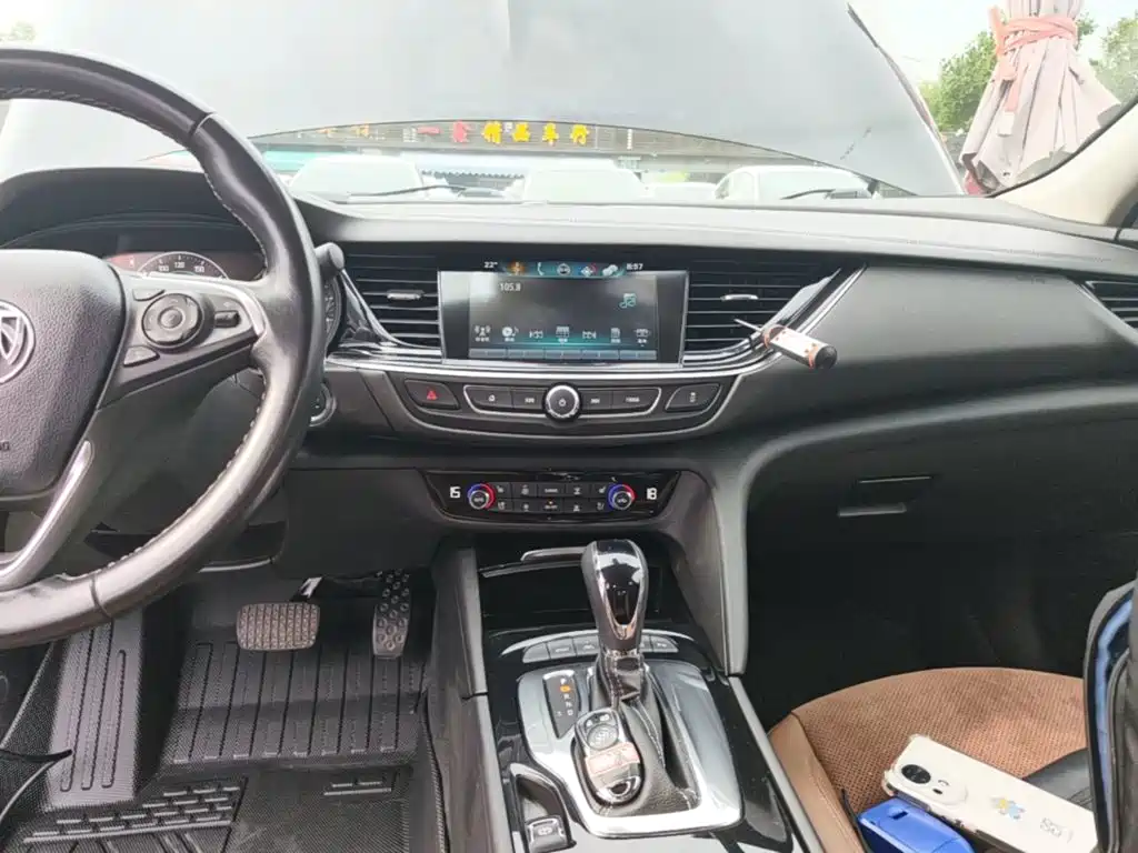 Photo 13 - Buick Regal