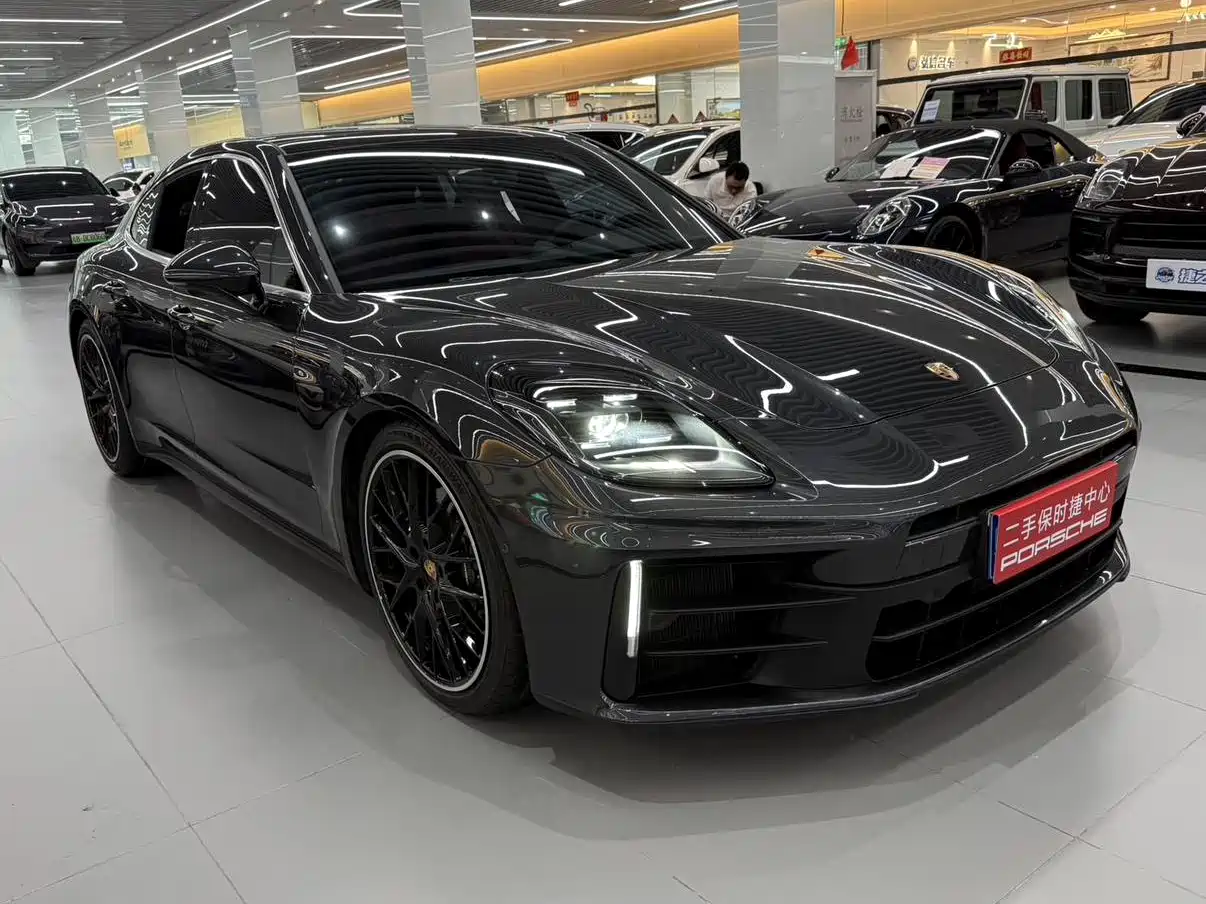 Photo 3 - Porsche Panamera