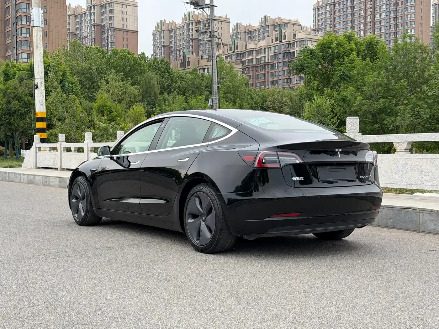 TESLA MODEL 3