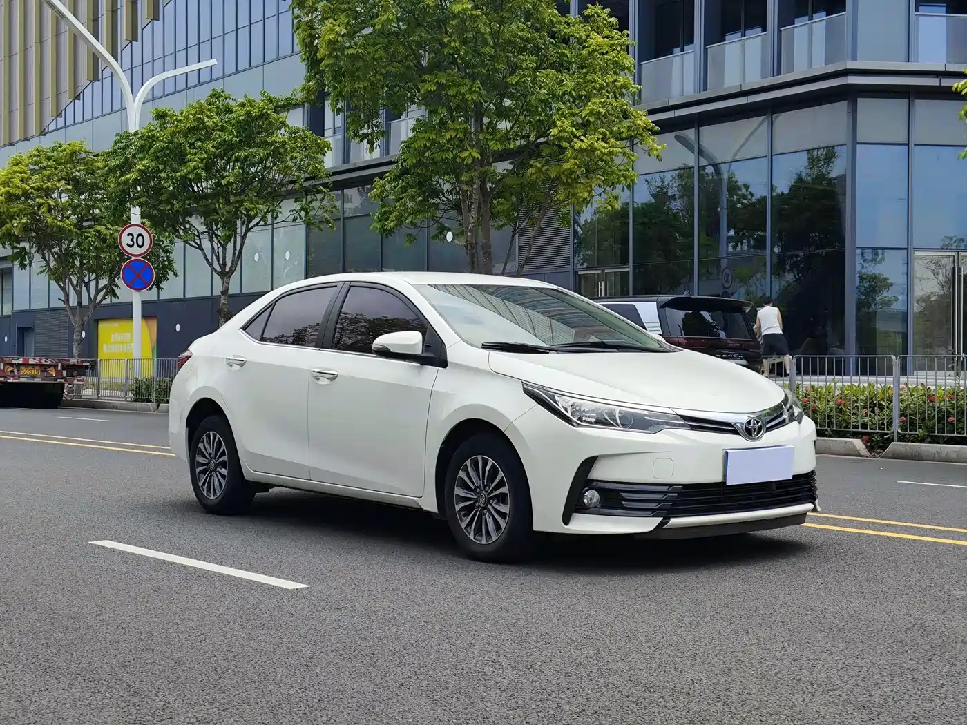 Toyota Corolla 2017 Facelift 1.2T S-CVT GL фото 3
