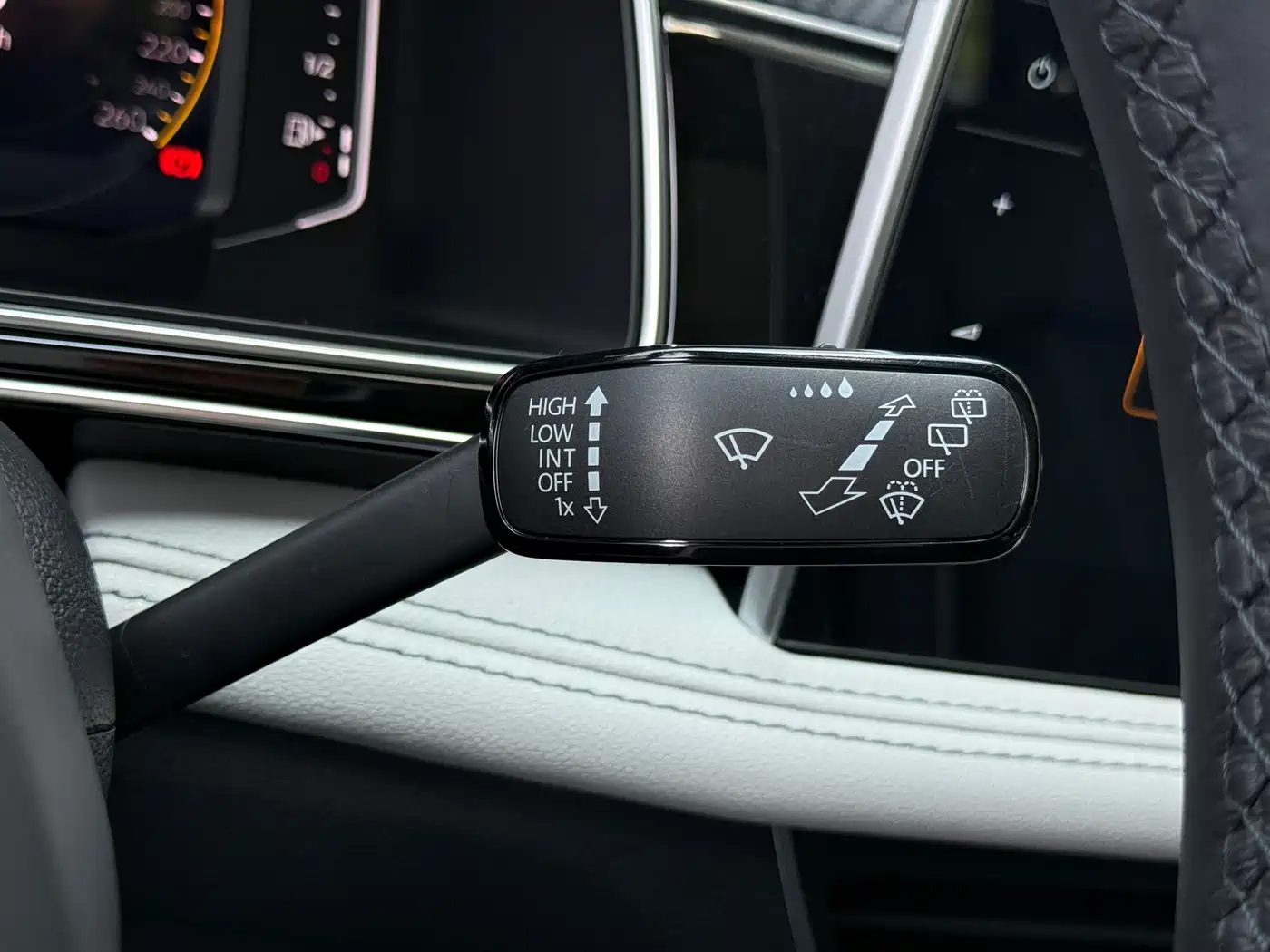 Volkswagen Tiguan L 2023 Facelift 330TSI Auto FWD R-Line Premium фото 24