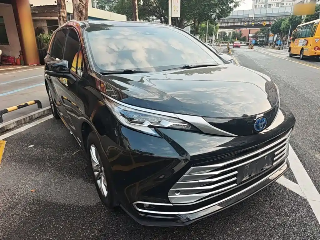 Photo 4 - Toyota Sienna
