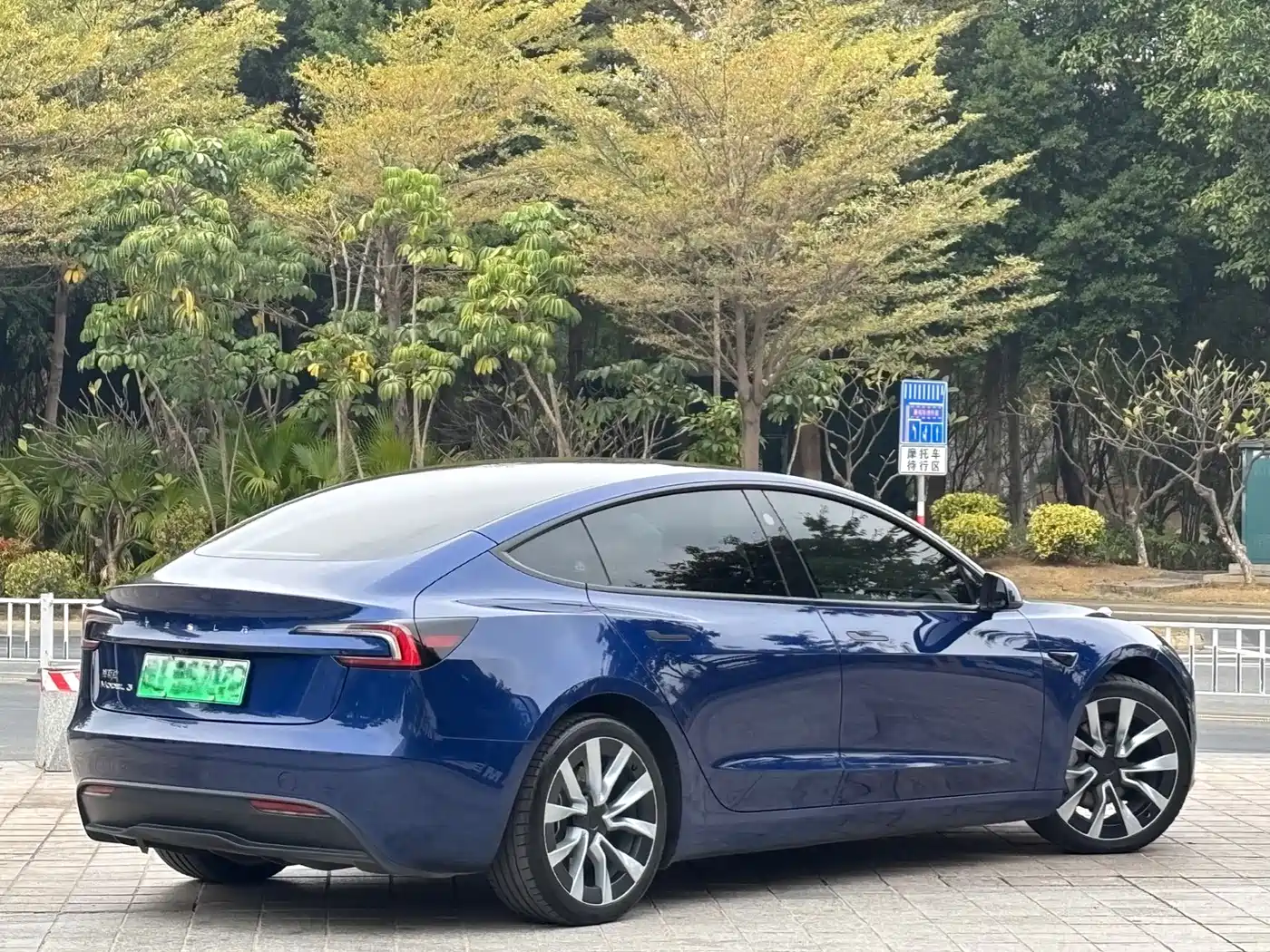 TESLA MODEL 3