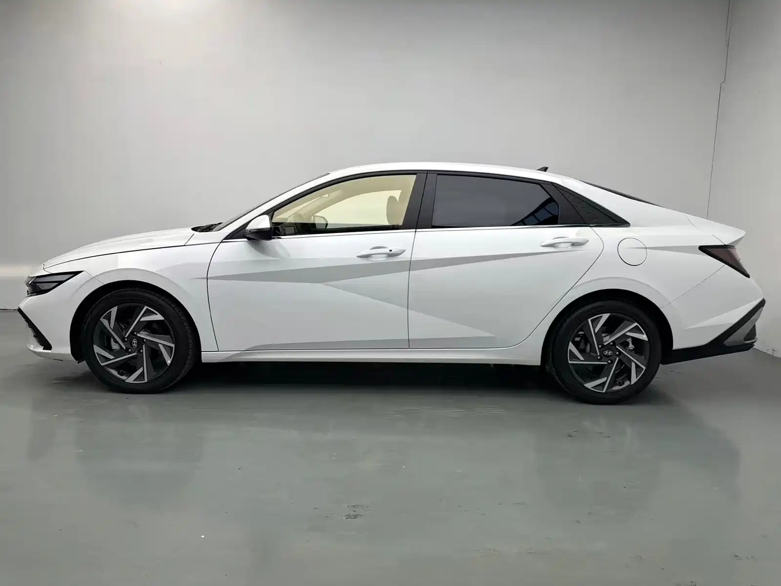 Photo 3 - Hyundai Elantra