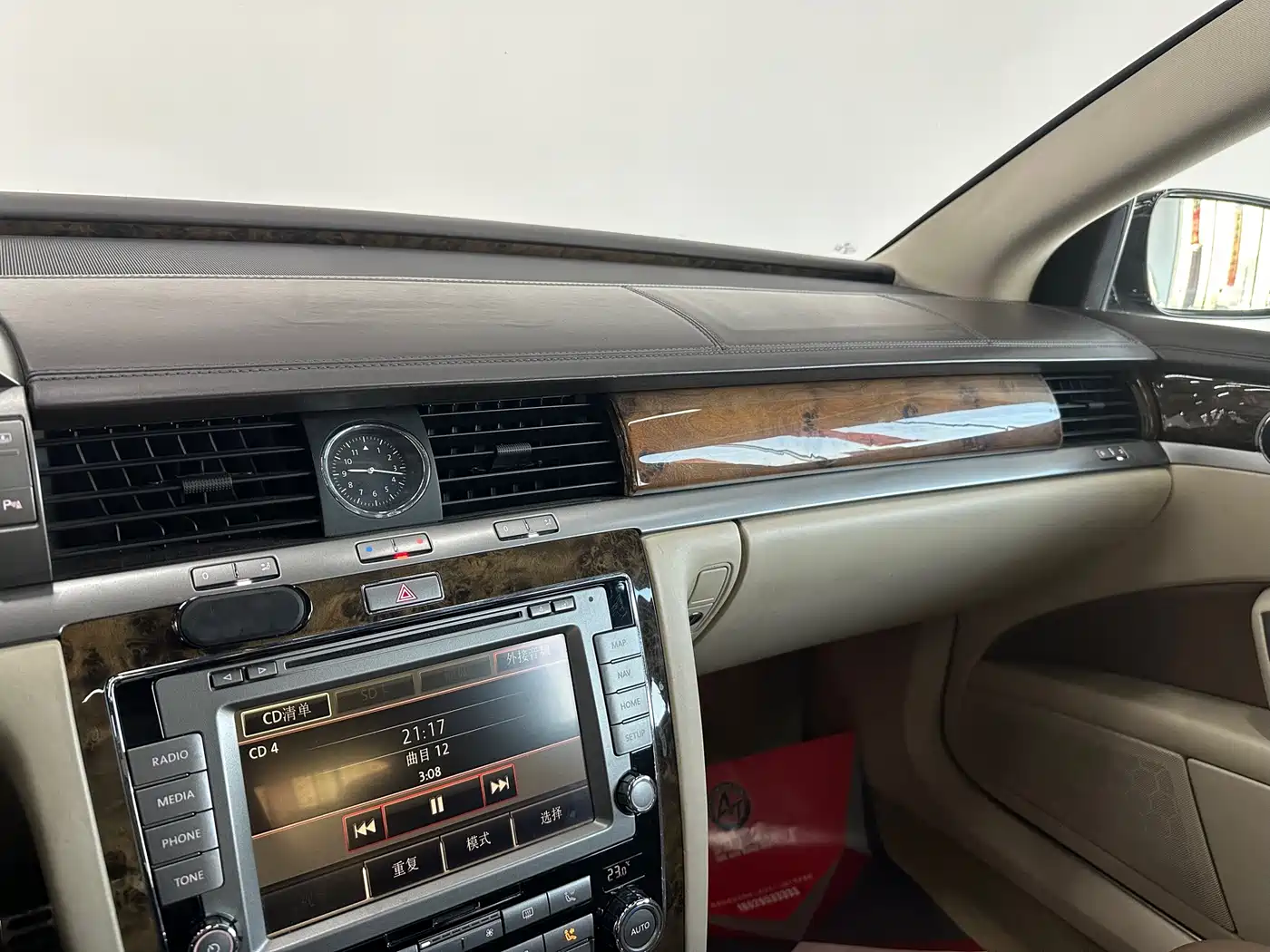 Volkswagen Phaeton 2012 3.6L Premium Custom фото 14