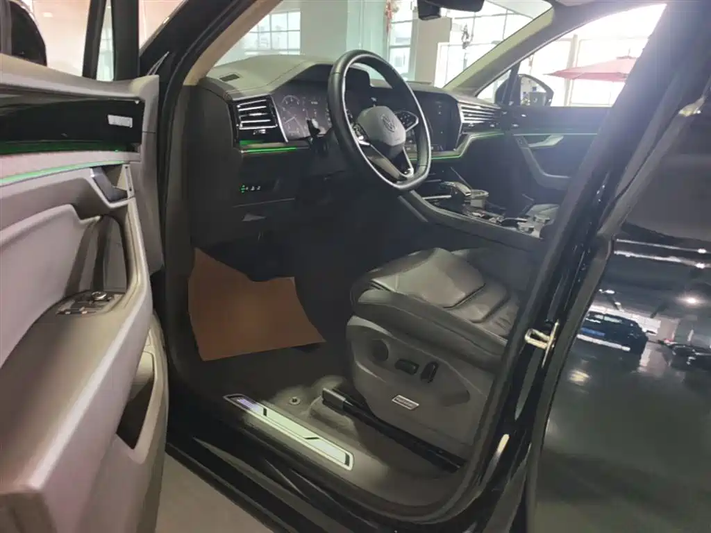 VOLKSWAGEN TOUAREG