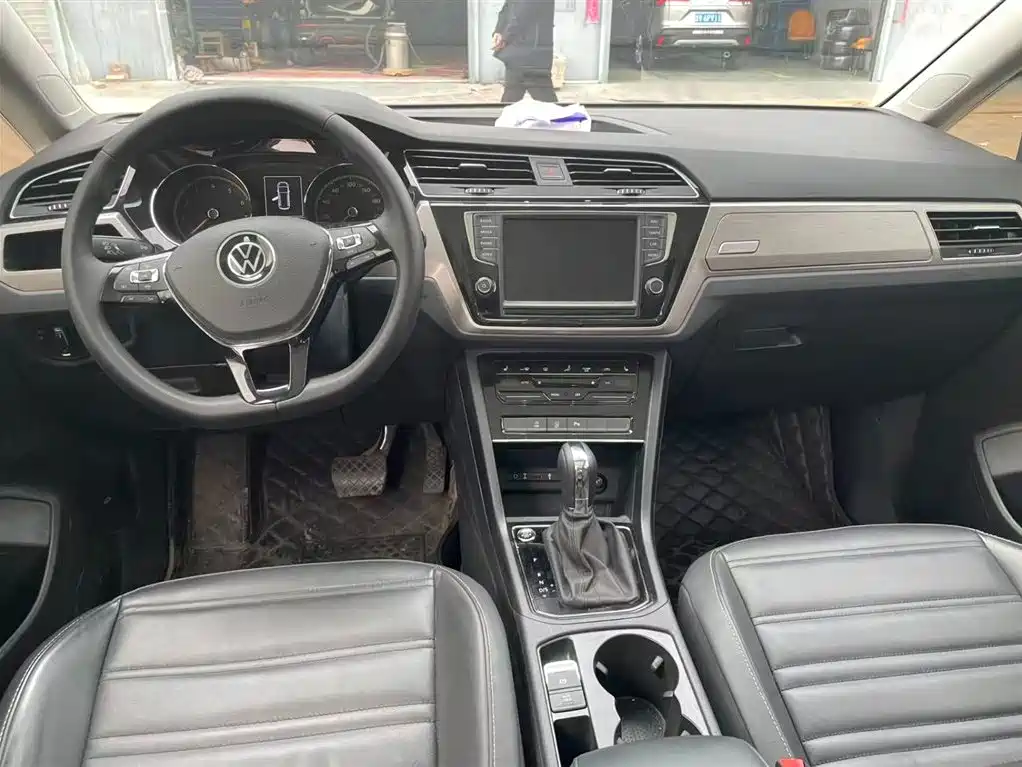 VOLKSWAGEN TOURAN