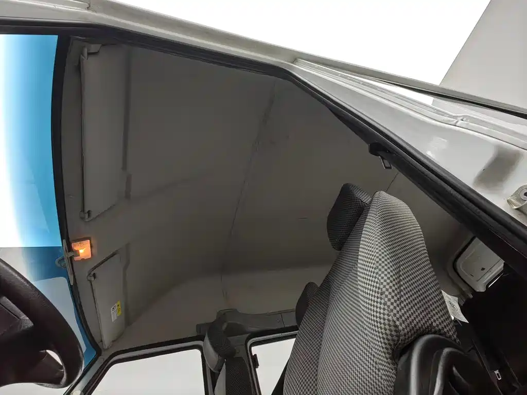 Iveco Daily 2021 2021 Model 2.5T A35 M1 Passenger Vehicle 5-9 Seats Short Wheelbase Medium Roof Dual Tires Sliding Door