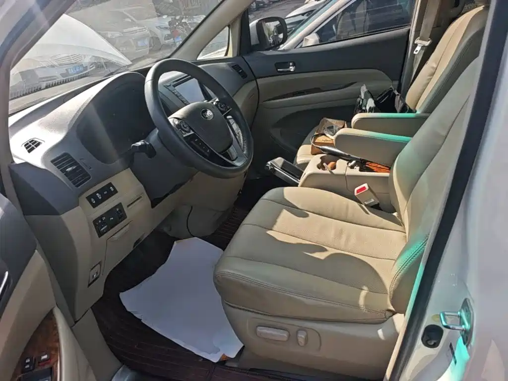 BYD M6 2016 2015 2.4L Automatic Premium Edition