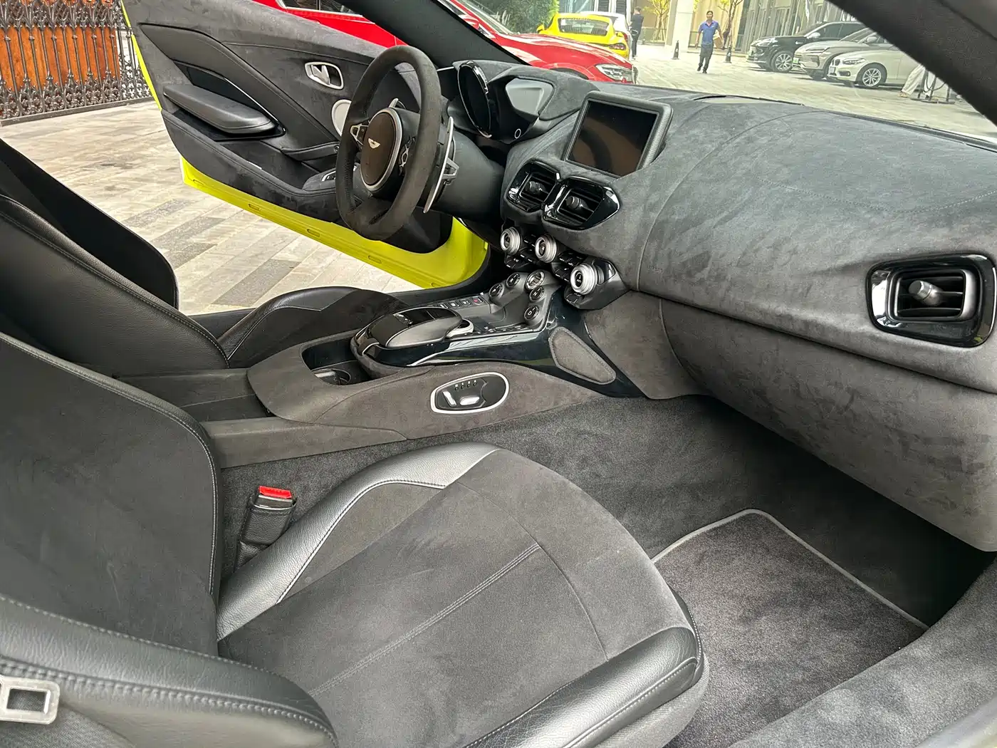 ASTON MARTIN V8 VANTAGE