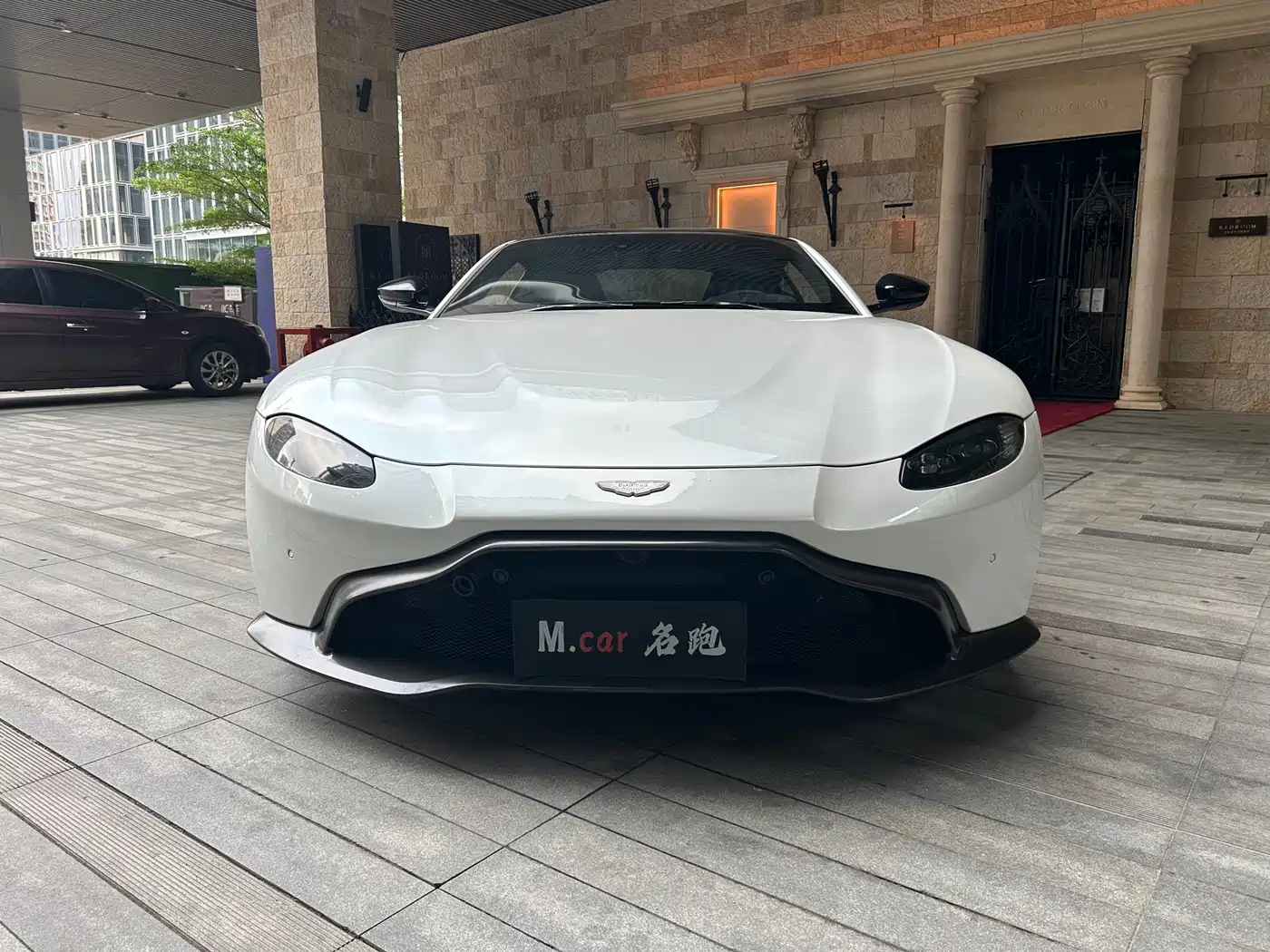 ASTON MARTIN V8 VANTAGE