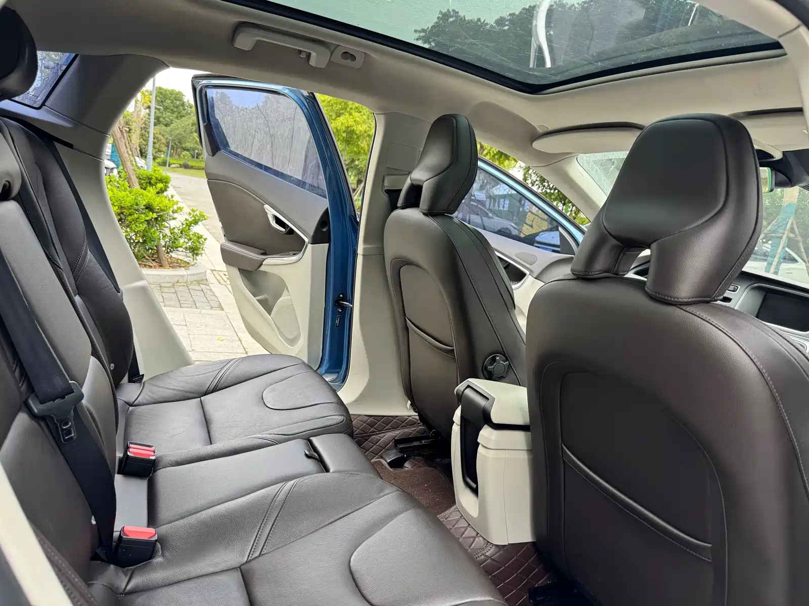 Photo 8 - Volvo V40