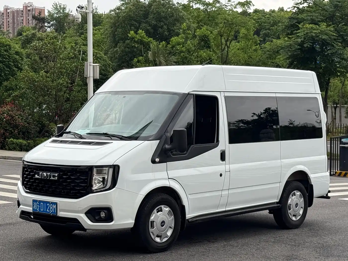 Jiangling JMC Fushun 2025 Model 2.0T 8AT Diesel Short Wheelbase Medium Roof Commercial MPV 5/6 Seats