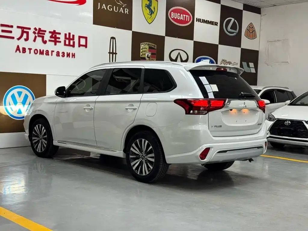 Mitsubishi Outlander 2023 2021 Facelift 2.0L 2WD Premium Edition 7-Seater