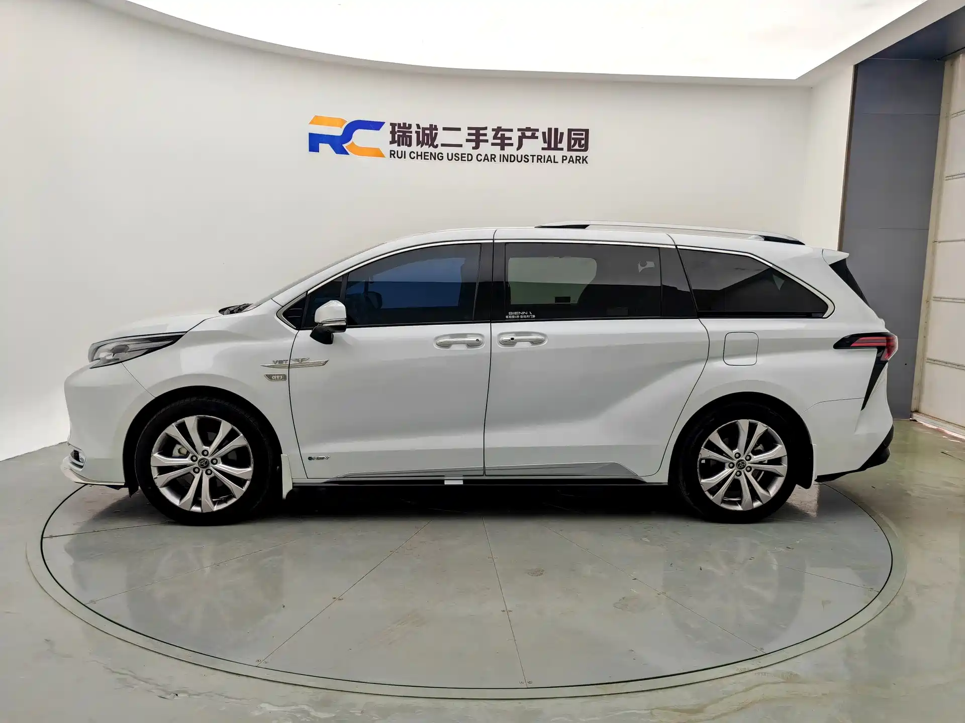Фото 3 - Toyota Sienna