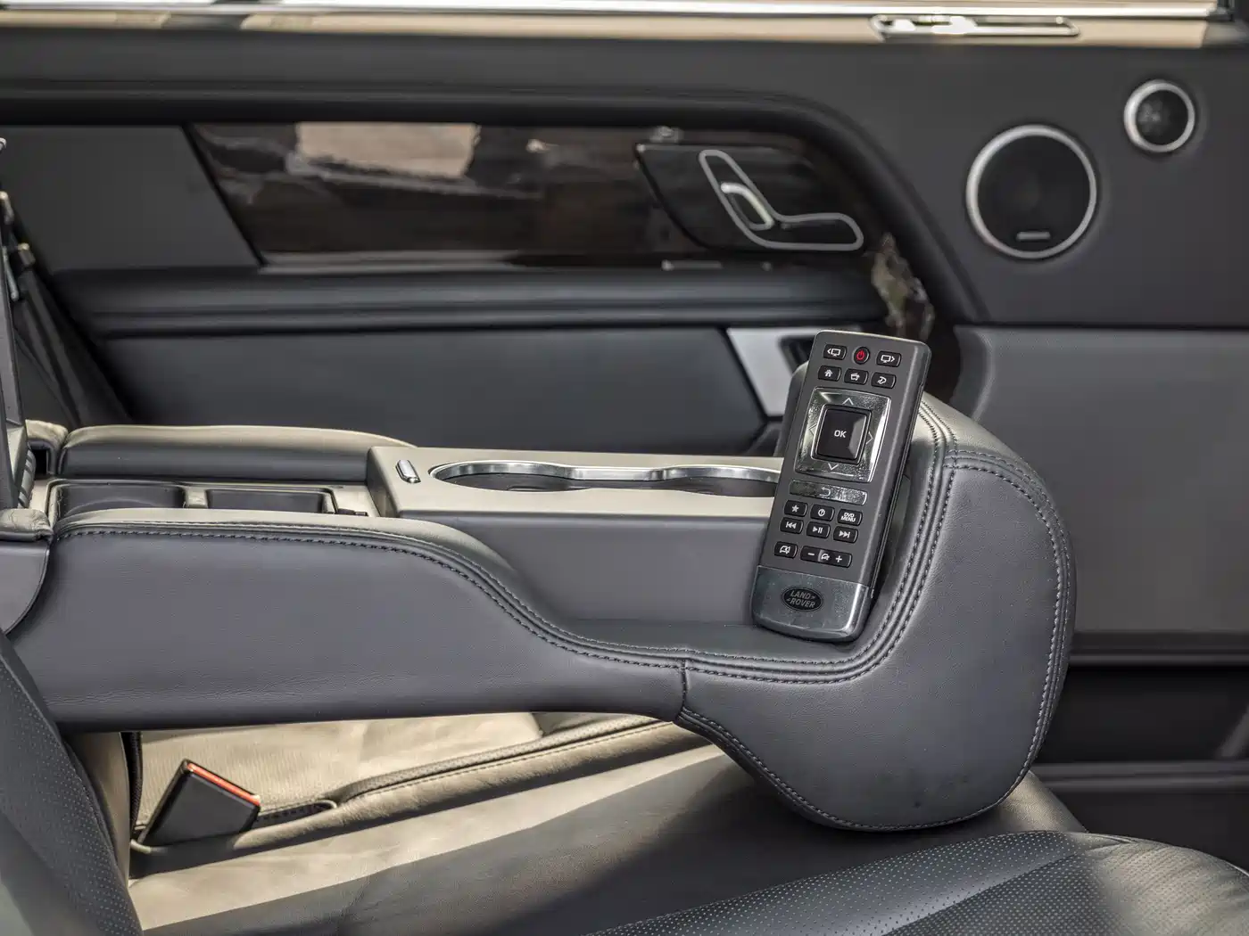 Land Rover Range Rover 2021 3.0 L6 Heritage Extended Classic Edition фото 19