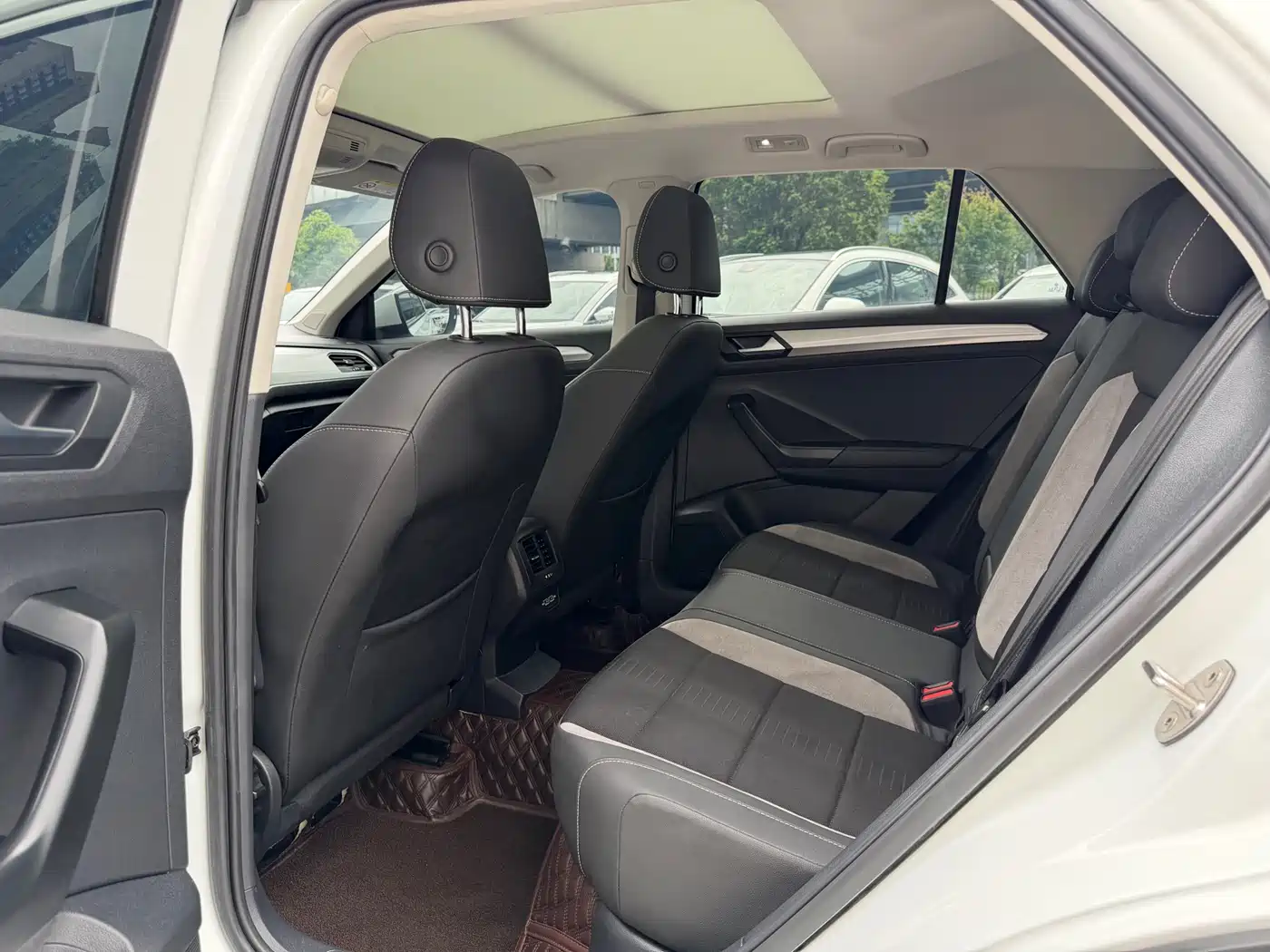 VOLKSWAGEN T-ROC EXPLORING SONGS