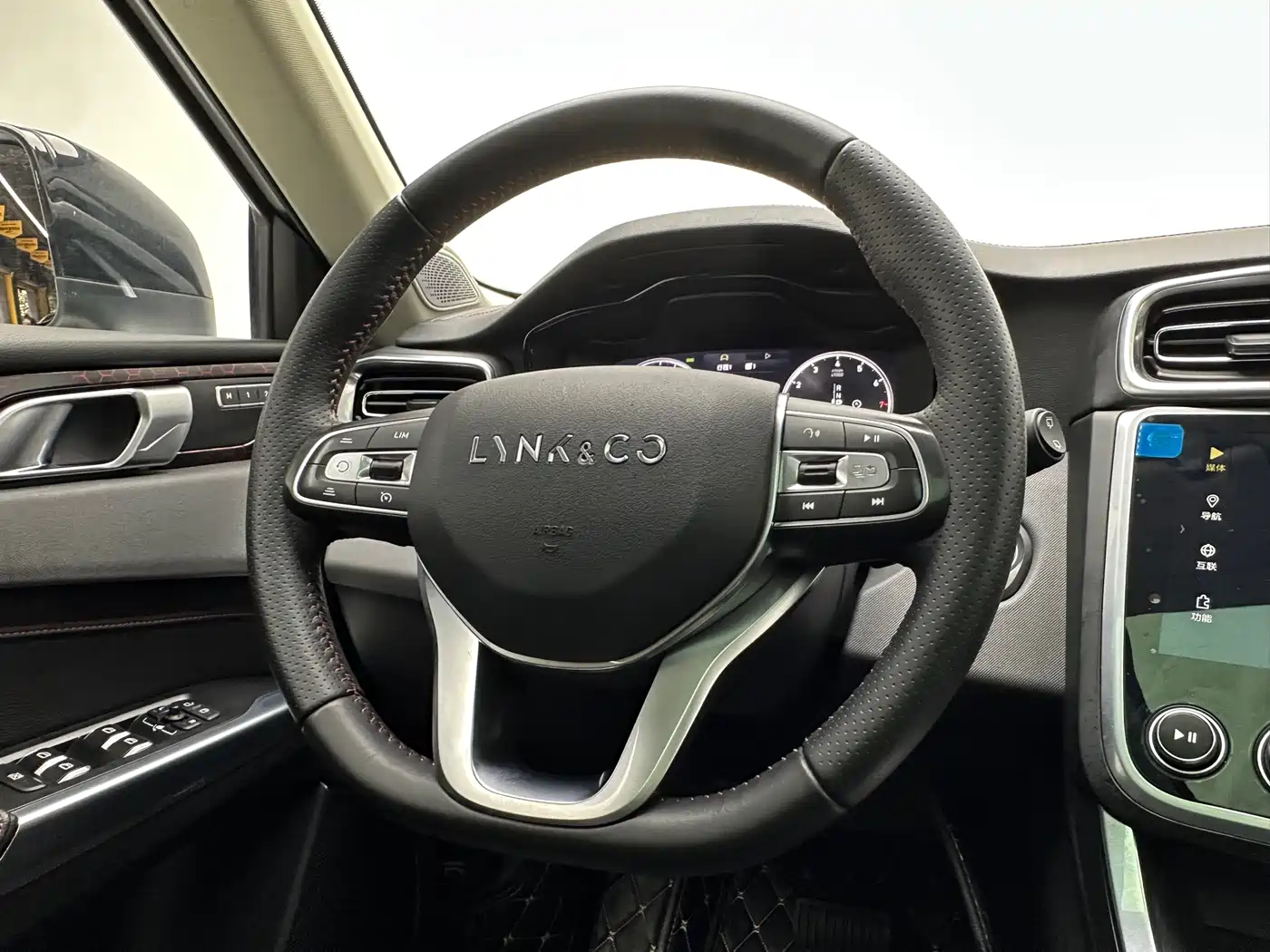 Lynk & Co 01 2017 2.0T AWD Pro фото 10