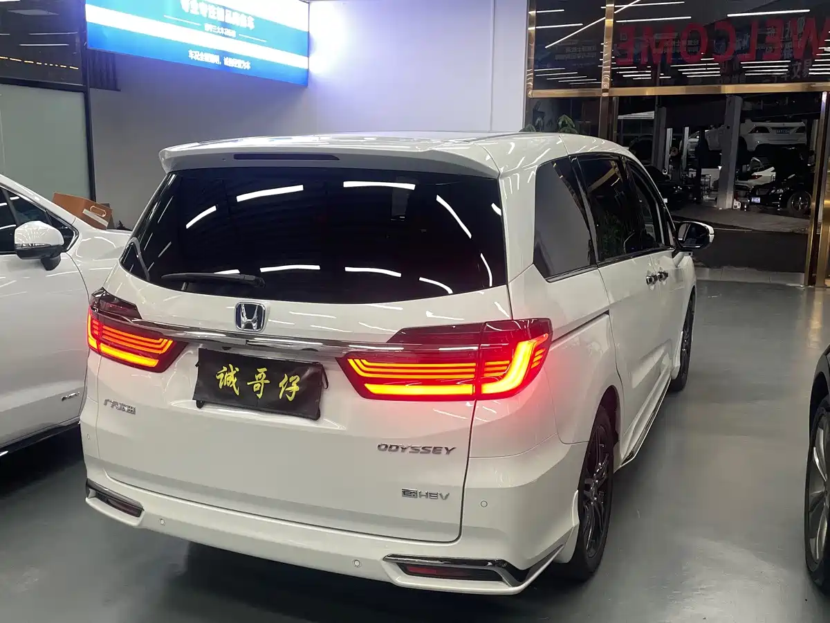Фото 10 - Honda Odyssey