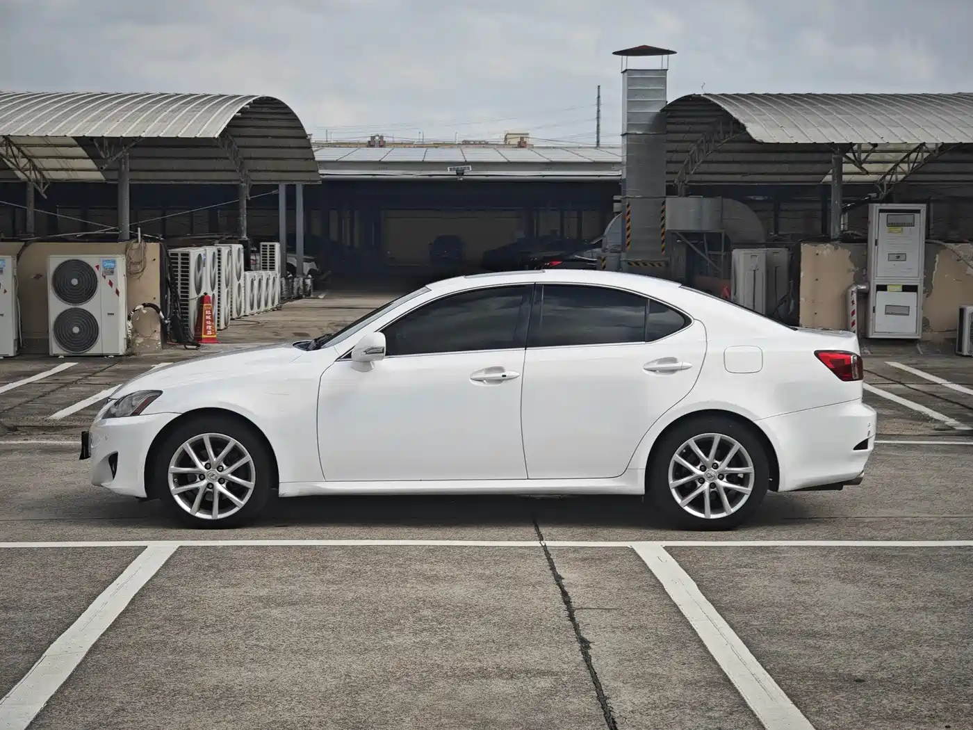 Фото 4 - Lexus IS