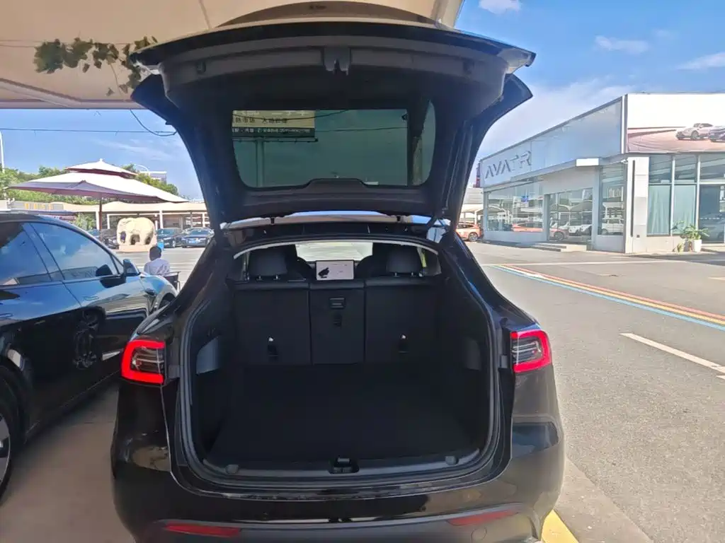 Photo 19 - Tesla Model Y
