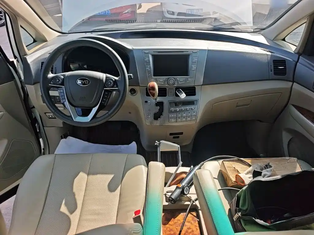 BYD M6 2016 2015 2.4L Automatic Premium Edition