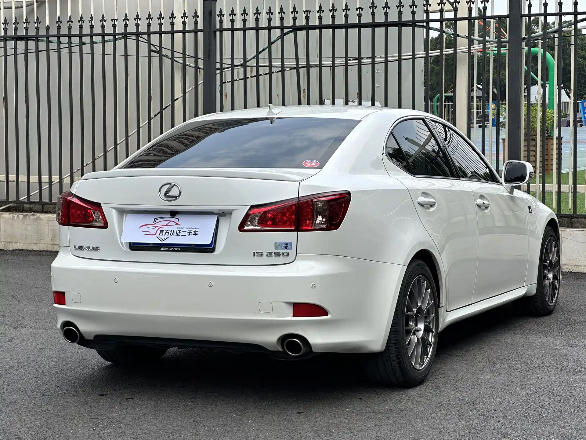 Photo 4 - Lexus IS