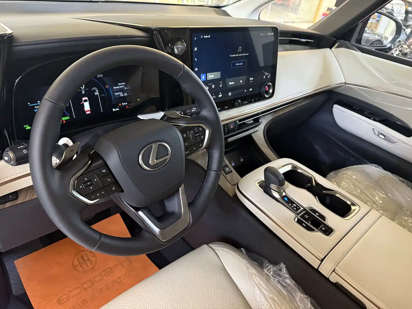 Lexus LM 2023 500h Four-Seat Imperial Edition фото 12