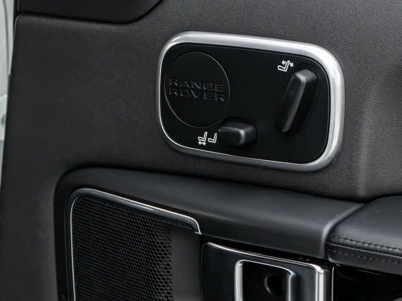 Photo 17 - Land Rover Range Rover