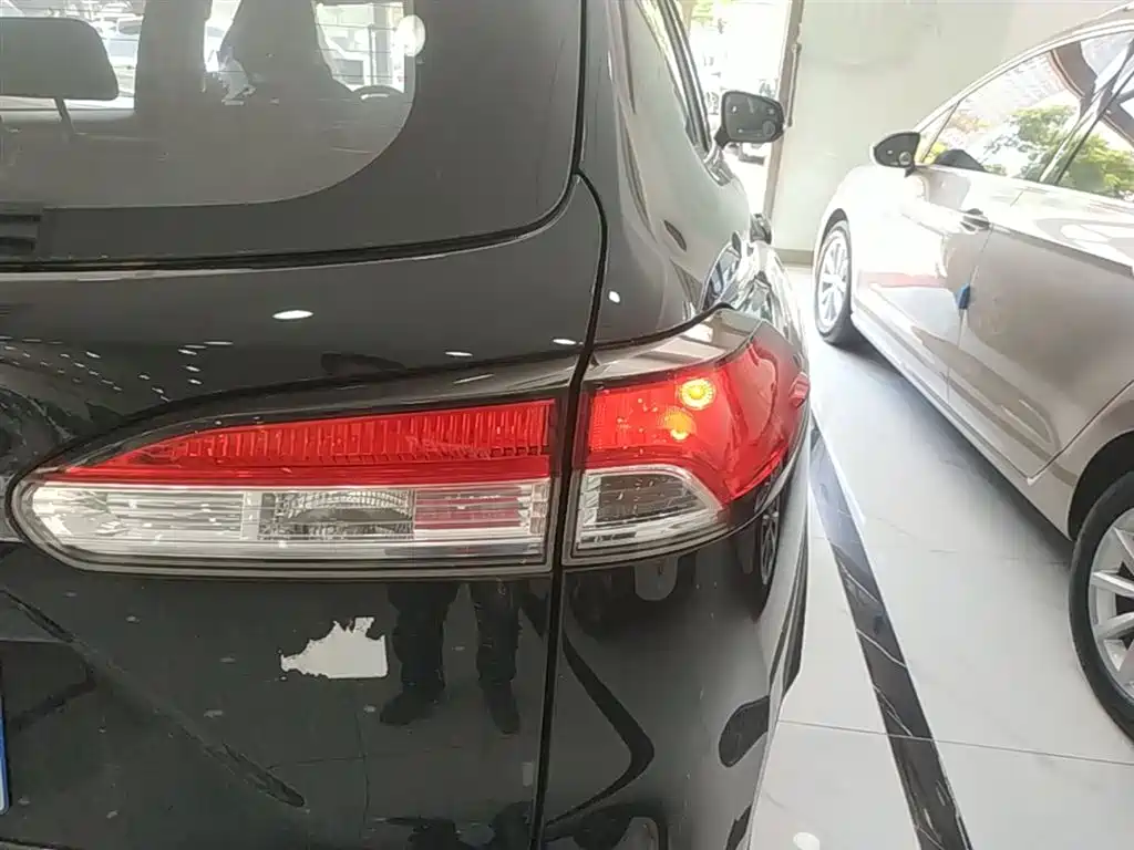 Toyota Frontlander 2023 2.0L CVT Elite Edition фото 8