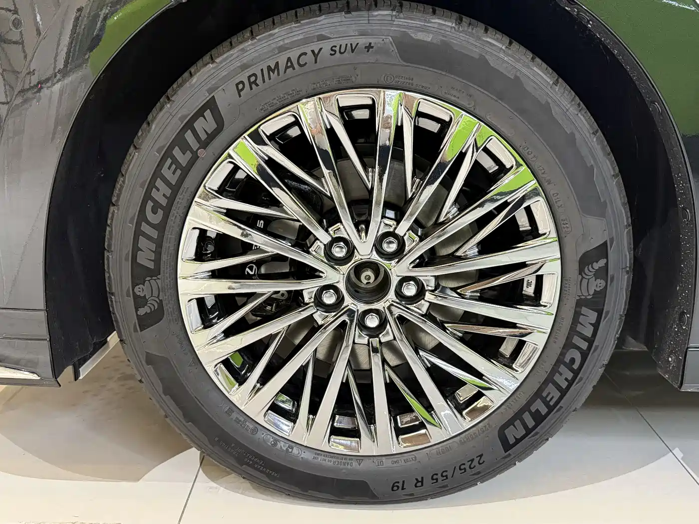 Lexus LM 2023 500h Four-Seat Imperial Edition фото 9