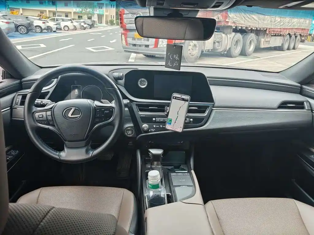 Фото 6 - Lexus ES