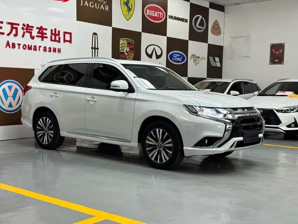 Mitsubishi Outlander 2023 2021 Facelift 2.0L 2WD Premium Edition 7-Seater
