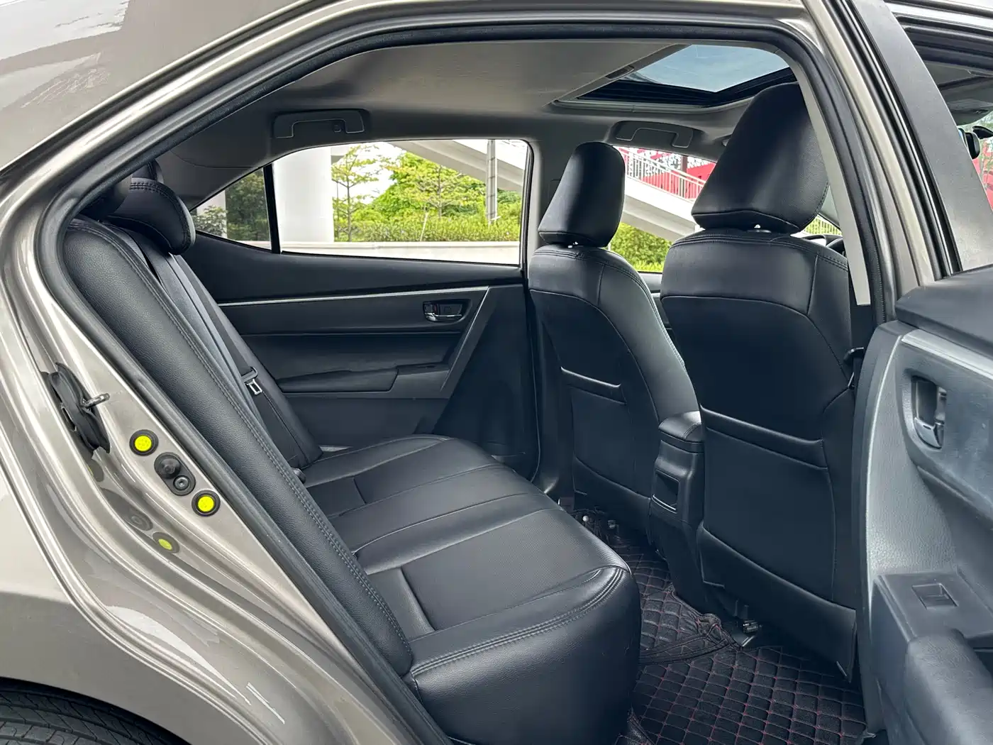 Toyota Corolla 2017 Facelift Hybrid 1.8L E-CVT Leading Edition фото 17