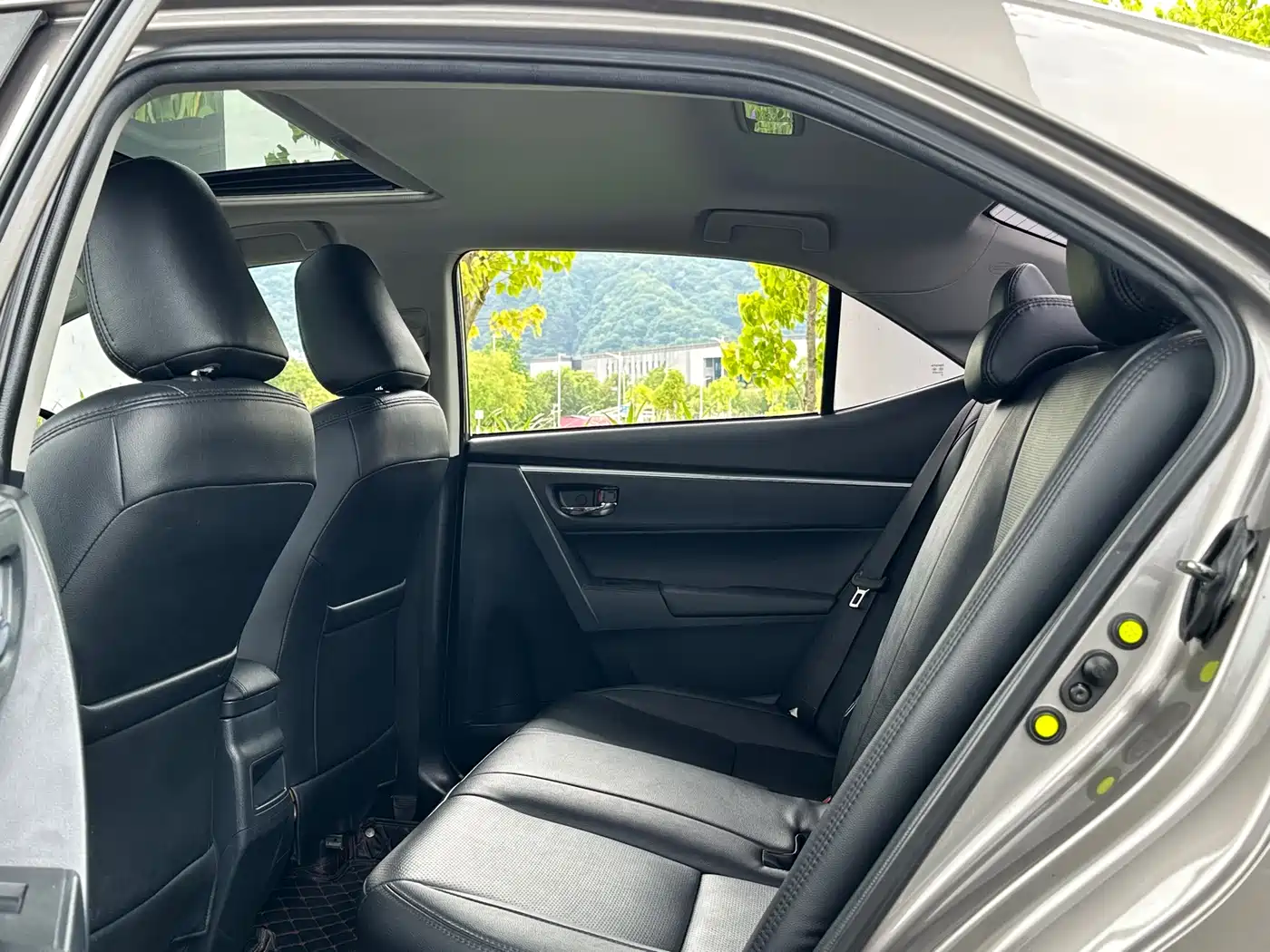 Toyota Corolla 2017 Facelift Hybrid 1.8L E-CVT Leading Edition фото 6