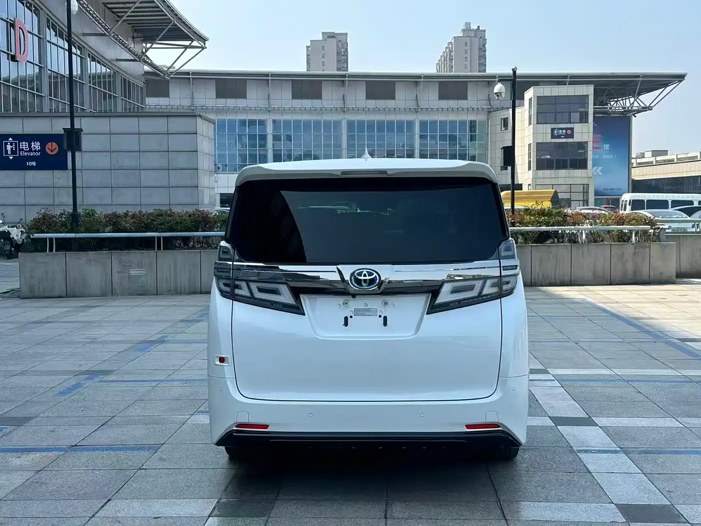 Toyota Vellfire 2021 Crown Hybrid 2.5L HV Premium Edition фото 6