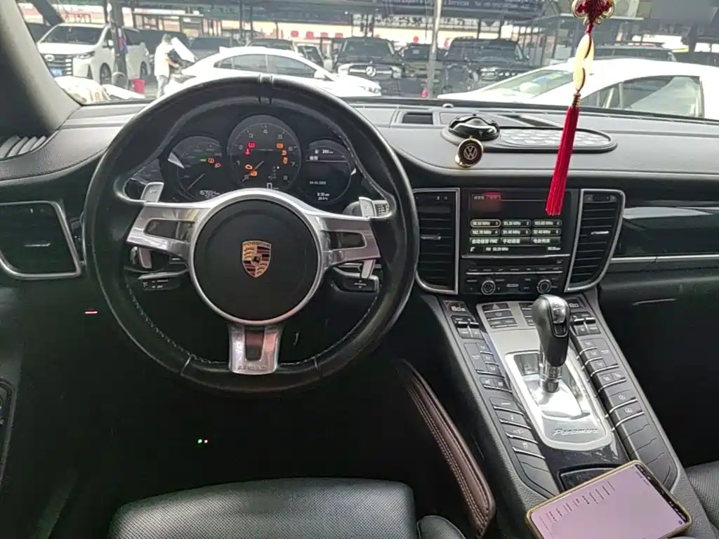 Фото 17 - Porsche Panamera