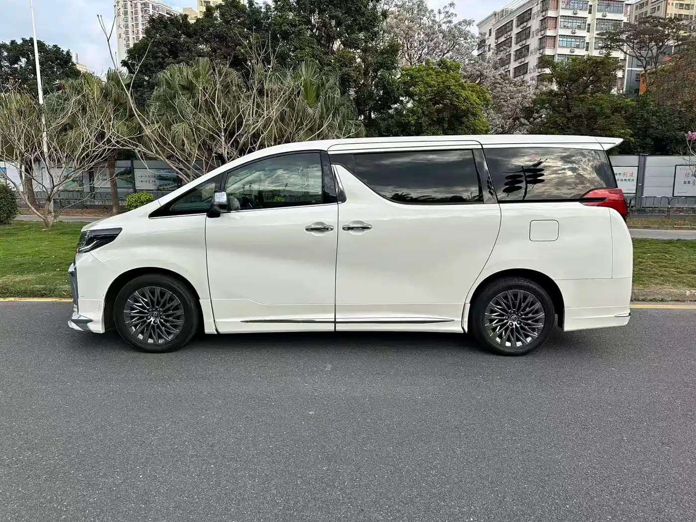 Toyota Alphard 2018 3.5L Premium фото 5